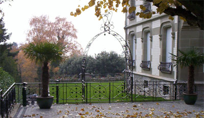 Portails à deux vantaux avec arche d'entrée