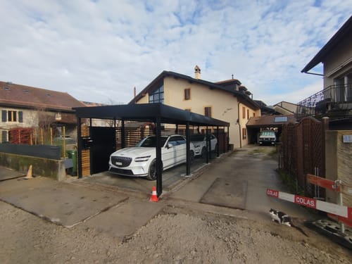 Couvert à voiture en construction métallique