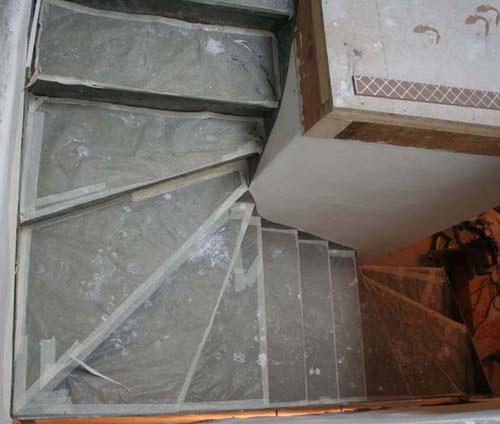 Escalier, construction acier brut thermopoudré transparent