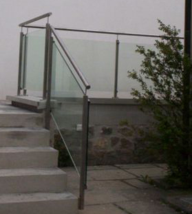 Barrière en verre, détail main courante inox brossé