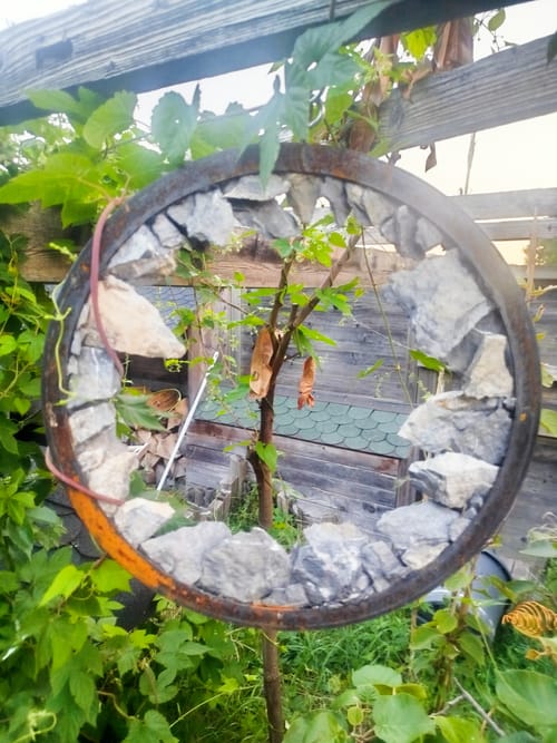 Décoration de jardin, anneau en fer garni de pierres
