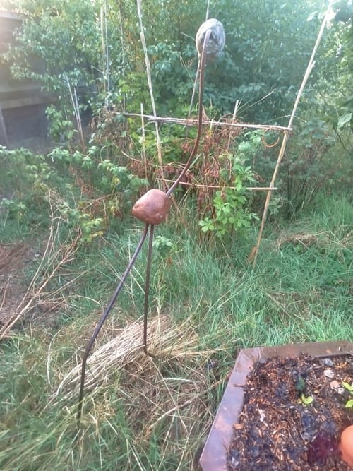 Décoration de jardin, tiges en fer forgé et pierres