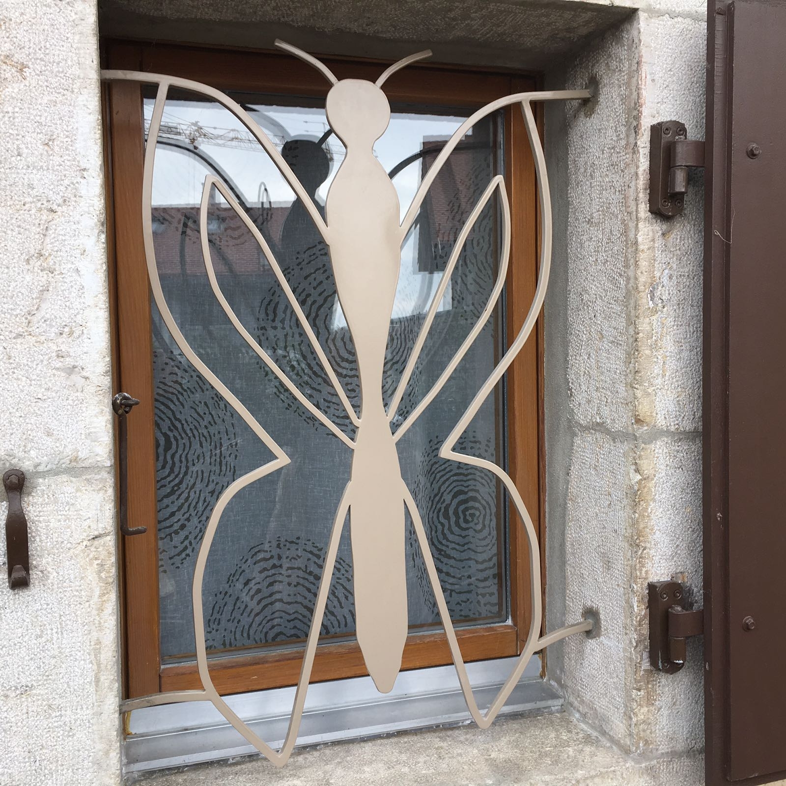 Grille de fenêtre en fer forgé, motif papillon