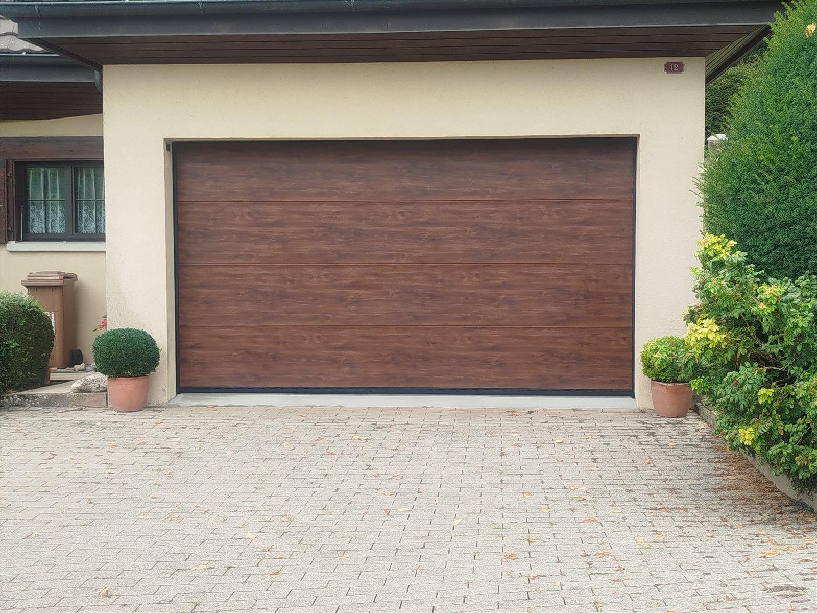 Porte de garage sectionnelle avec revêtement faux bois