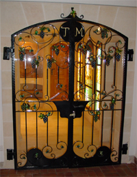 Portail à deux vantaux en fer forgé, motif vigne