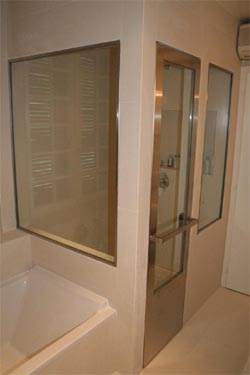 Porte de salle de bain, inox et verre