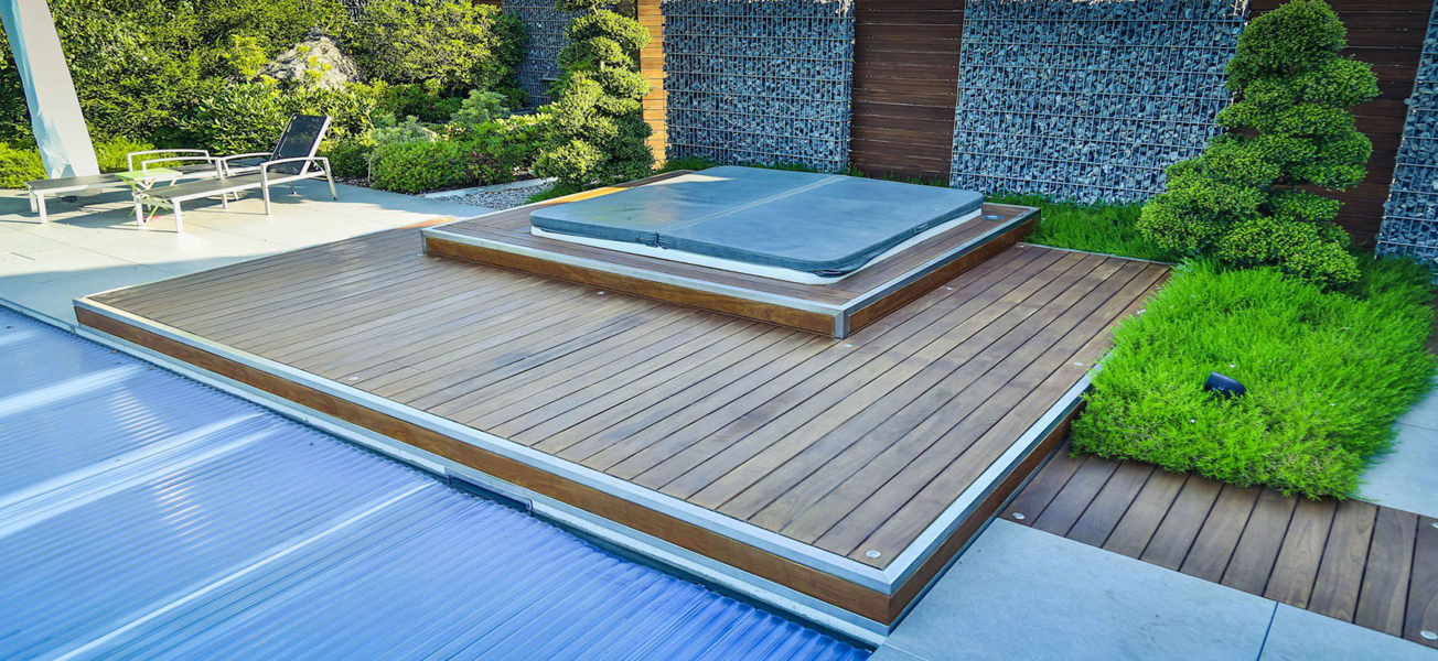 Habillage terrasse bois pour spa avec estrade, structure inox